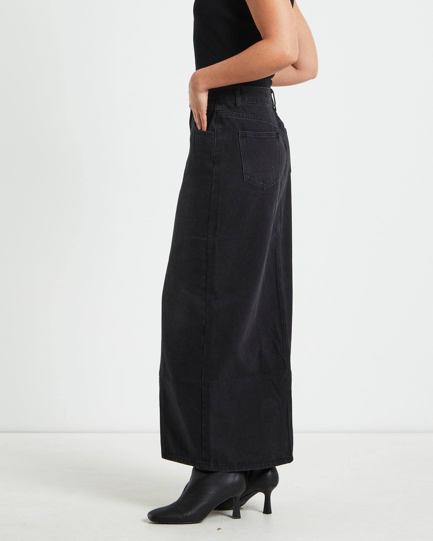 Nila Skirt in Black