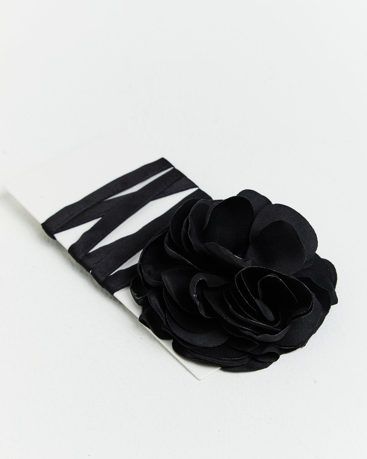 Pia Corsage Necklace in Black
