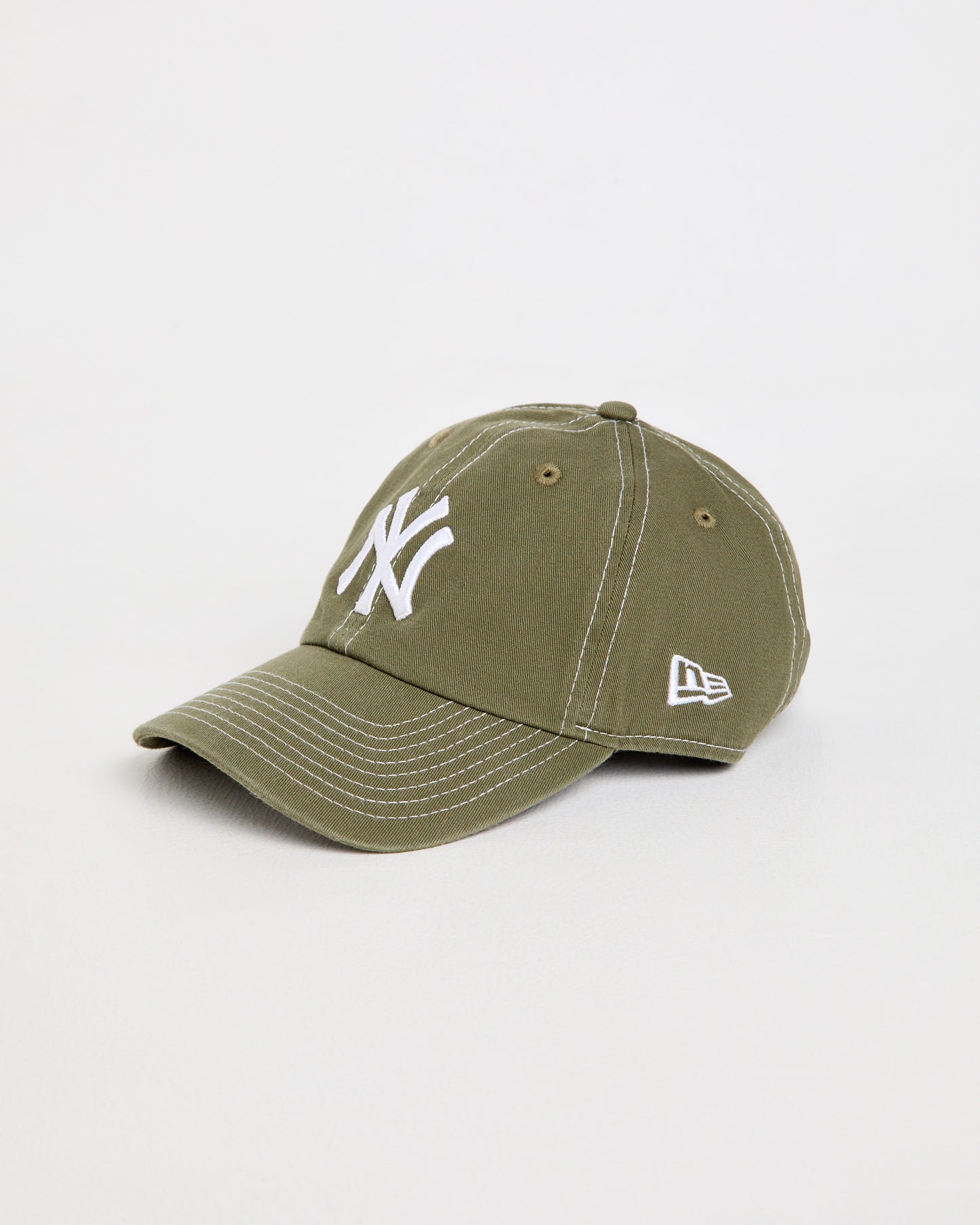 Casual Classic NY Yankees Cap in Olive/White